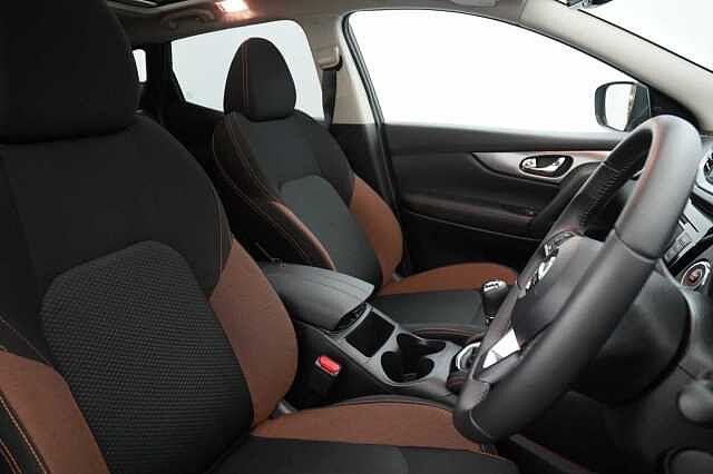 Nissan Qashqai 1.5 dCi 115 N-Motion Limited Edition with Glass Roof and LED Headlights