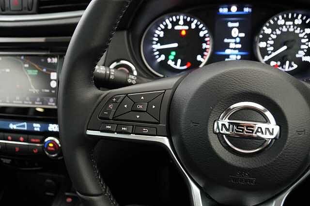 Nissan Qashqai 1.5 dCi 115 N-Motion Limited Edition with Glass Roof and LED Headlights