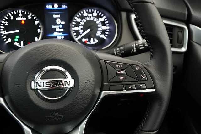 Nissan Qashqai 1.5 dCi 115 N-Motion Limited Edition with Glass Roof and LED Headlights