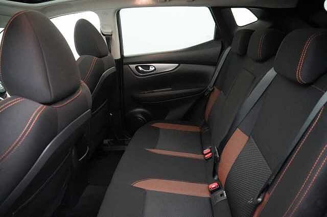Nissan Qashqai 1.5 dCi 115 N-Motion Limited Edition with Glass Roof and LED Headlights