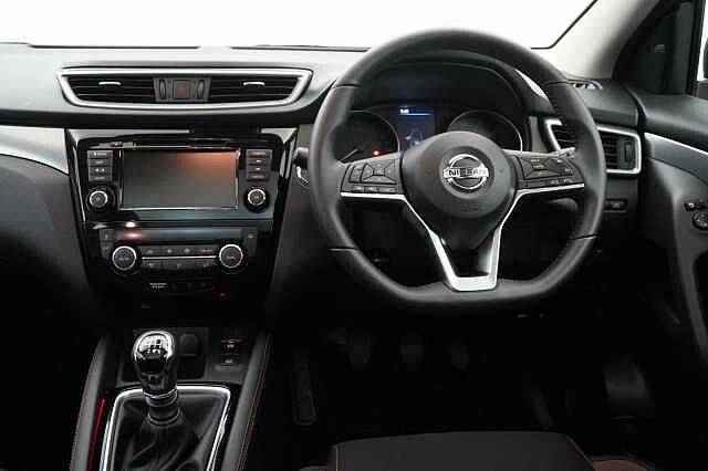Nissan Qashqai 1.5 dCi 115 N-Motion Limited Edition with Glass Roof and LED Headlights