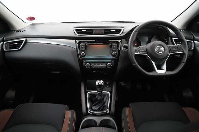 Nissan Qashqai 1.5 dCi 115 N-Motion Limited Edition with Glass Roof and LED Headlights