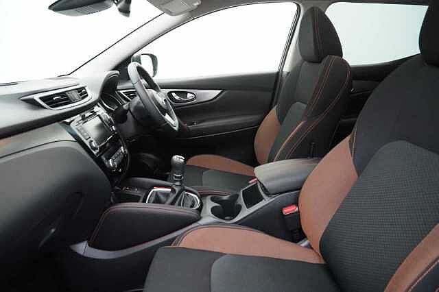 Nissan Qashqai 1.5 dCi 115 N-Motion Limited Edition with Glass Roof and LED Headlights