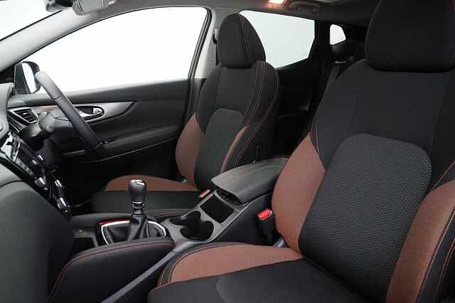 Nissan Qashqai 1.5 dCi 115 N-Motion Limited Edition with Glass Roof and LED Headlights