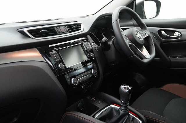 Nissan Qashqai 1.5 dCi 115 N-Motion Limited Edition with Glass Roof and LED Headlights