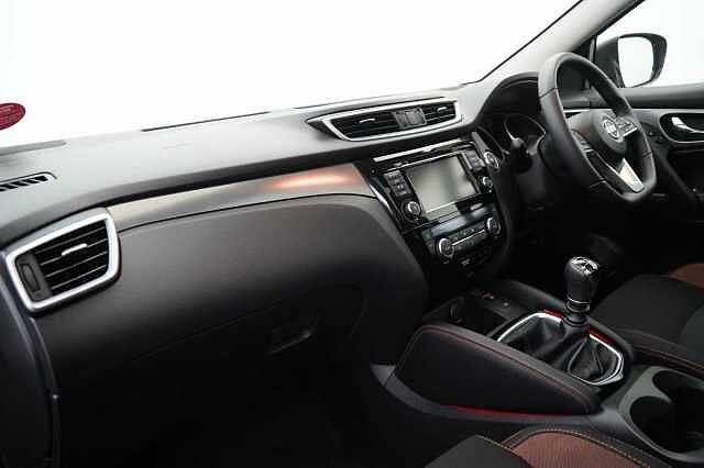 Nissan Qashqai 1.5 dCi 115 N-Motion Limited Edition with Glass Roof and LED Headlights