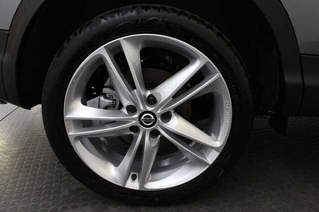 Nissan Qashqai 1.5 dCi 115 N-Motion Limited Edition with Glass Roof and LED Headlights