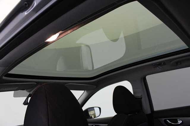 Nissan Qashqai 1.5 dCi 115 N-Motion Limited Edition with Glass Roof and LED Headlights