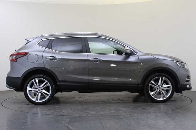 Nissan Qashqai 1.5 dCi 115 N-Motion Limited Edition with Glass Roof and LED Headlights
