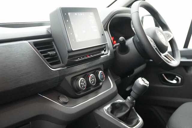 Nissan Primastar 2.0 dCi 130 Tekna L2 H1 LWB 3.0T Panel Van with Air Con and Sat Nav