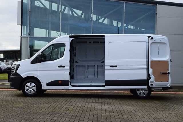 Nissan Interstar 2.0 dCi 130 Tekna L3 H2 3.5T Panel Van