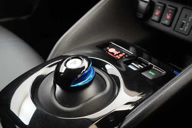 Nissan LEAF 40KW N-Connecta Auto with Sat Nav and 360 View Cameras