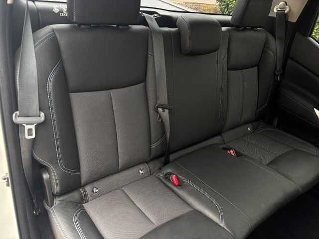 Nissan Navara Double Cab Pick Up N-Guard 2.3dCi 190 TT 4WD Auto
