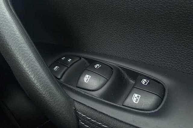 Nissan Qashqai 1.2 DIG-T N-CONNECTA 5DR