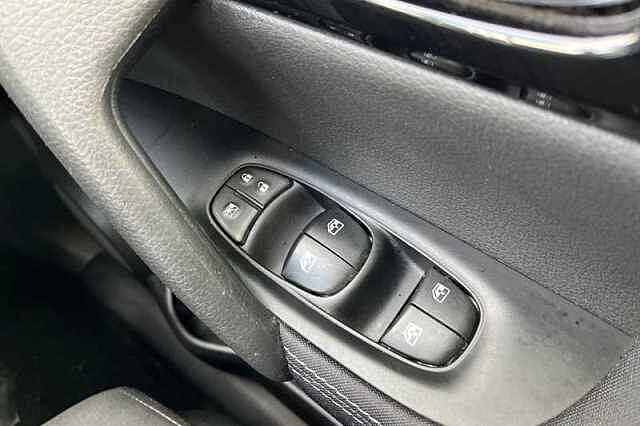 Nissan Qashqai 1.3 DIG-T ACENTA PREMIUM 5DR