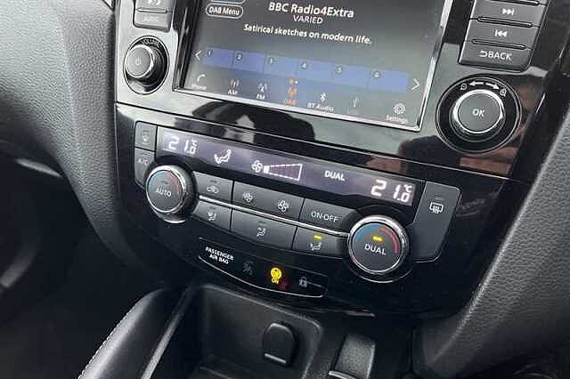 Nissan Qashqai 1.3 DIG-T N-CONNECTA 5DR [GLASS ROOF PACK]