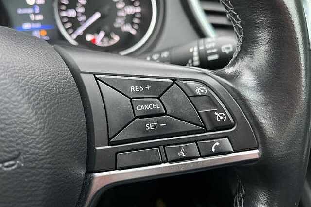 Nissan Qashqai 1.3 DIG-T N-CONNECTA 5DR [GLASS ROOF PACK]