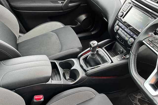 Nissan Qashqai 1.3 DIG-T N-CONNECTA 5DR [GLASS ROOF PACK]