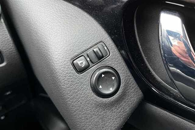 Nissan Qashqai 1.3 DIG-T N-CONNECTA 5DR [GLASS ROOF PACK]