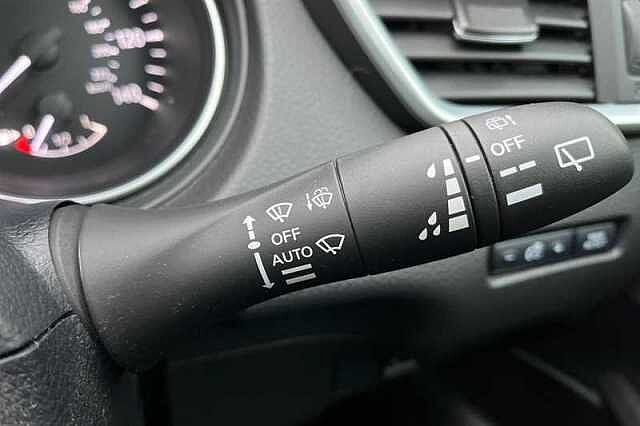 Nissan Qashqai 1.3 DIG-T N-CONNECTA 5DR [GLASS ROOF PACK]