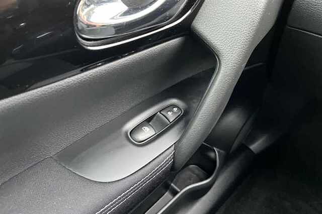 Nissan Qashqai 1.3 DIG-T N-CONNECTA 5DR [GLASS ROOF PACK]