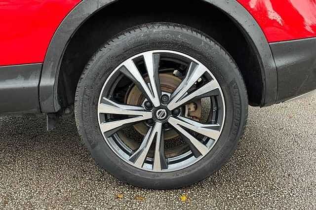 Nissan Qashqai 1.3 DIG-T N-CONNECTA 5DR [GLASS ROOF PACK]