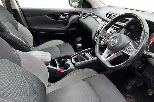 Nissan Qashqai 1.3 DIG-T N-CONNECTA 5DR [GLASS ROOF PACK]