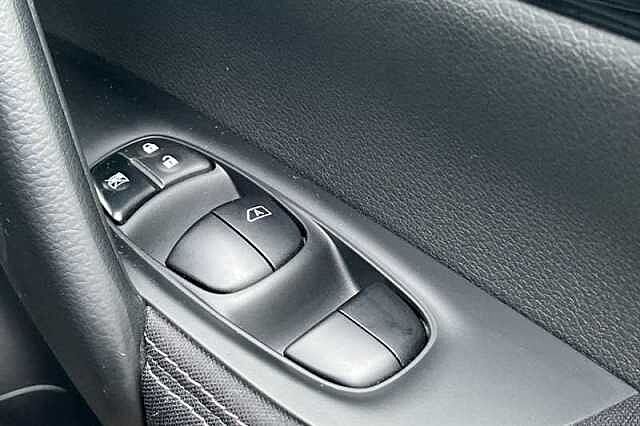 Nissan Qashqai 1.2 DIG-T N-CONNECTA 5DR