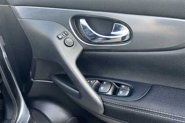 Nissan Qashqai 1.2 DIG-T N-CONNECTA 5DR