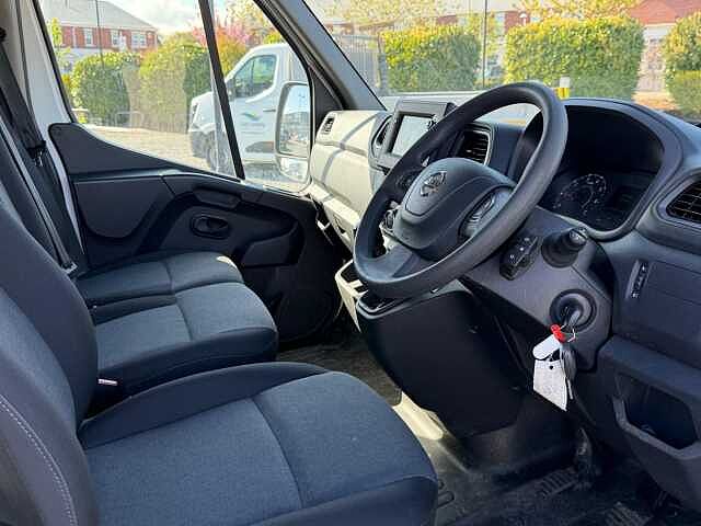 Nissan Interstar 2.3 dCi 35 Tekna FWD L2 H2 Euro 6 4dr