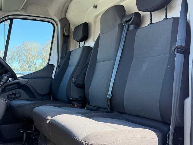 Nissan Interstar 2.3 dCi 35 Tekna FWD L2 H2 Euro 6 4dr